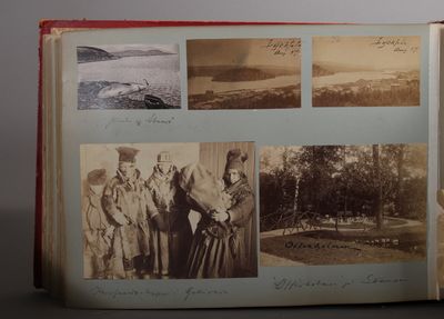 Motiv från Lappland. Fotoalbum fra en reise i Nord-Norge og Nord-Sverige 1887-90. 125 delvis private fotografier i ulik størrelse oppklebet på kartong. Flere panoramaer. Motiver fra Hammerfest, Tromsø, Lyngen, Bjørns Markedsplads (med de syv søstre i bakgrunnen), Gällivare m.fl. (photo 4)