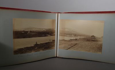 Motiv från Lappland. Fotoalbum fra en reise i Nord-Norge og Nord-Sverige 1887-90. 125 delvis private fotografier i ulik størrelse oppklebet på kartong. Flere panoramaer. Motiver fra Hammerfest, Tromsø, Lyngen, Bjørns Markedsplads (med de syv søstre i bakgrunnen), Gällivare m.fl. (photo 5)
