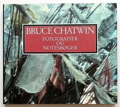 Fotografier og notesbøger.