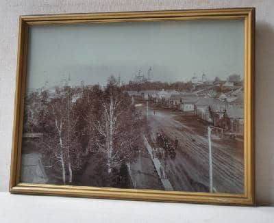 IRKUTSK. Hovedgaden med de gamle træhuse og en…