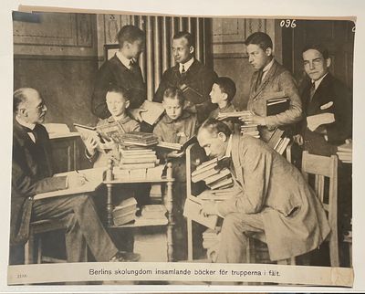 [Propaganda] Berlins skolungdom insamlande böcker…
