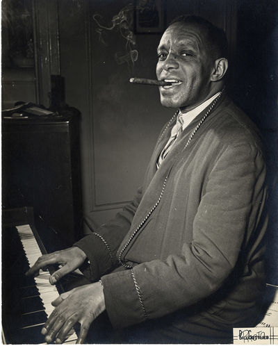 (Jazz) WILLIE "THE LION" SMITH [ca. 1945] Portrait by Bill Gottlieb
