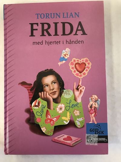 Frida med hjertet i hånden.