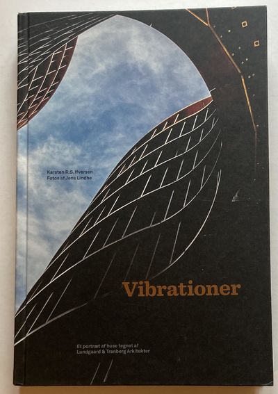 Vibrationer. Et portræt af huse tegnet af…
