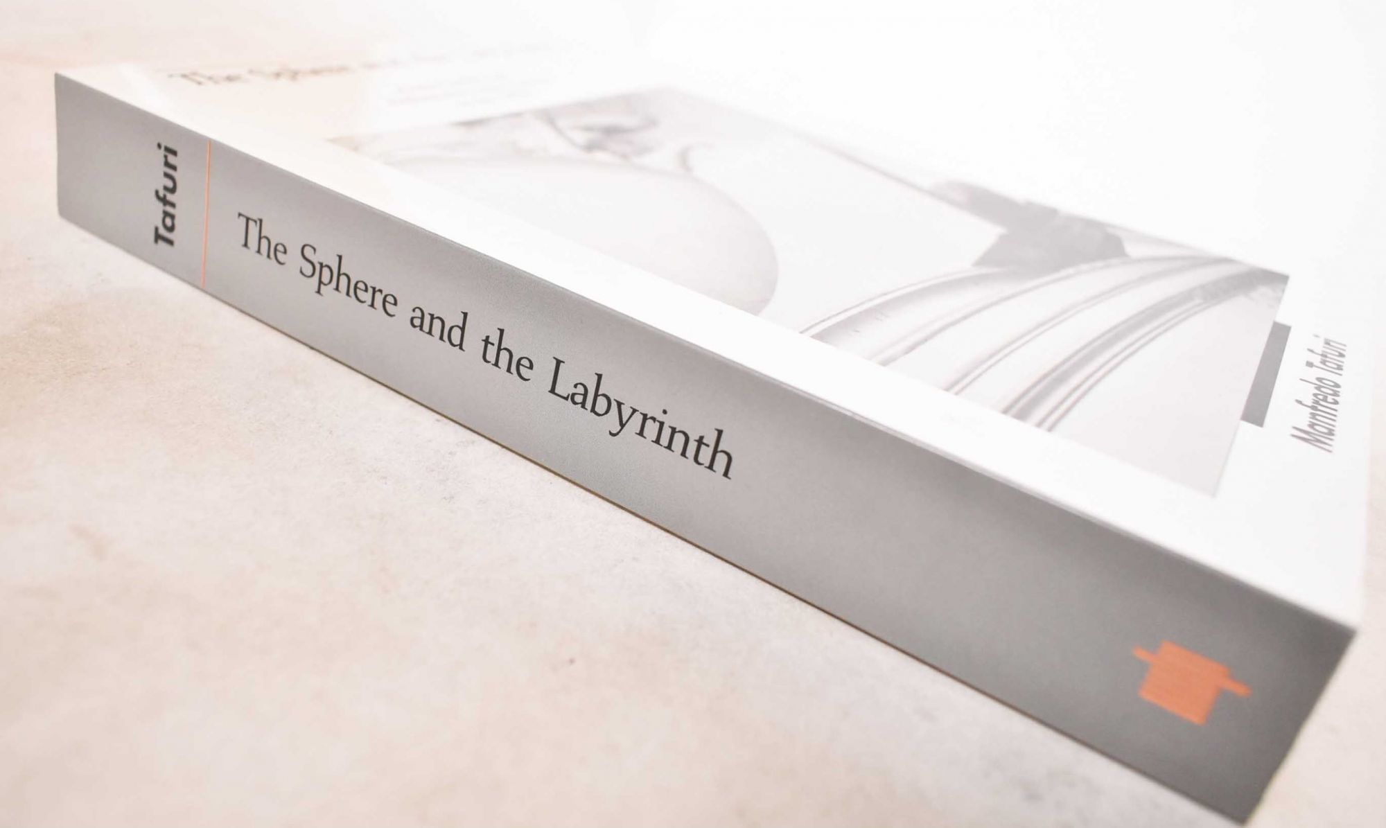 The Sphere and the Labyrinth マントレード・タフリ著