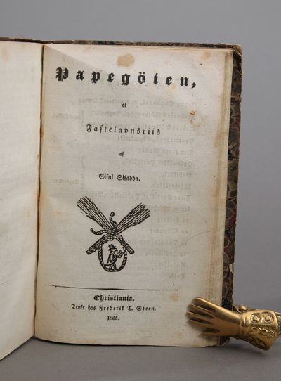 Norges Dæmring. Et polemisk Digt. af Johan S. Welhaven. Anden Udgave. Christiania, Johan Dahl, 1835. 81 s. + (Wergeland, Nicolai): Forsvar for det norske folk og udførlig kritik over Det berygtede Skrift Norges Dæmring af Forfatteren til Retfærdig Bedømmelse af Henr. Ws. Charakteer og Poesie. Christiania, H. T. Winthers officin, 1835. 131 + (1) s. + (Stenersen, Andreas N. H.): Motiveret protest imod Skriftet: “Forsvar for det Norske Folk”. Christiania 1836. 108 s. + (Wergeland, Nicolai): Tillæg til “Forsvar for det Norske Folk” og Kritik over Norges Dæmring eller Svar paa “Motiveret Protest imod Forsvaret for det Norske Folk” af førstnævnte Skrifts forfatter. Christiania, J. W. Cappelens Forlag, 1836. 104 + (2) s. + (Wergeland, Henrik): Papegöien, et Fastelavnsriis af Siful Sifadda. Christiania, Trykt hos Frederik T. Steen, 1835. 43 s. (photo 2)