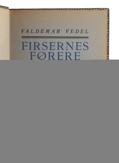 Pragtfuld helbind af mørkeblåt chagrin fra omkr. 1930, Ryggen opdelt i 6 felter af 5 ophøjede bind med rig forgyldning. Rygfelterne med forgyldte blomsterstempler, de ophøjede bind forgyldte. Permer med bred forgyldt randbordyre indenfor hvilken snoet... (photo 3)