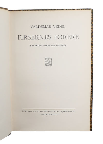 Pragtfuld helbind af mørkeblåt chagrin fra omkr. 1930, Ryggen opdelt i 6 felter af 5 ophøjede bind med rig forgyldning. Rygfelterne med forgyldte blomsterstempler, de ophøjede bind forgyldte. Permer med bred forgyldt randbordyre indenfor hvilken snoet... (photo 4)
