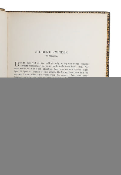 Pragtfuld helbind af mørkeblåt chagrin fra omkr. 1930, Ryggen opdelt i 6 felter af 5 ophøjede bind med rig forgyldning. Rygfelterne med forgyldte blomsterstempler, de ophøjede bind forgyldte. Permer med bred forgyldt randbordyre indenfor hvilken snoet... (photo 5)