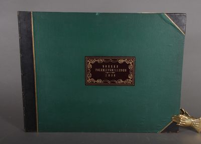 Norske folkelivsbilleder. 1854. Tverrfolio. (4) + 20 + (4) s. Litografert tittelbl. 12 fargelitografier etter malerier og tegninger av Adolf Tidemand. Noe brunplettet. Norske folkelivsbilleder. Ny række. 1858. Tverrfolio. 18 + (4) s. 12 fargelitografier etter malerier og tegninger av Adolf Tidemand. Noe brunplettet i margene. Uniforme samt. skinnbd. Sorte tittelfelter på fordekkel. Helt gullsnitt. (photo 2)