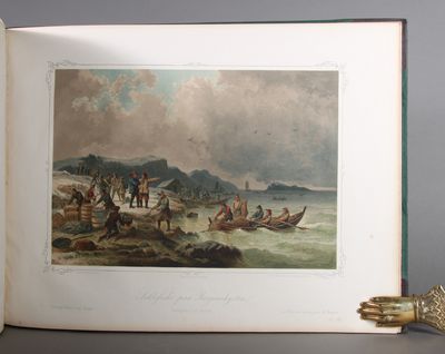 Norske folkelivsbilleder. 1854. Tverrfolio. (4) + 20 + (4) s. Litografert tittelbl. 12 fargelitografier etter malerier og tegninger av Adolf Tidemand. Noe brunplettet. Norske folkelivsbilleder. Ny række. 1858. Tverrfolio. 18 + (4) s. 12 fargelitografier etter malerier og tegninger av Adolf Tidemand. Noe brunplettet i margene. Uniforme samt. skinnbd. Sorte tittelfelter på fordekkel. Helt gullsnitt. (photo 4)