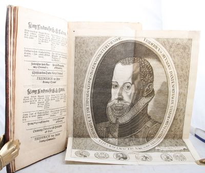 Kong Frederichs den andens krønicke som var Dannemarckis/ Norgis/ vendis oc gottis konge/ hertug i Sleswig/ Holstein/ Stormarn oc Ditmarsken/ grefve i Oldenborg oc Delmenhorst oc regierede lofligen i 29 aar 1559. til aar 1588. da hand paa Antvorskouf slot saligen i Herren hensof. (photo 2)