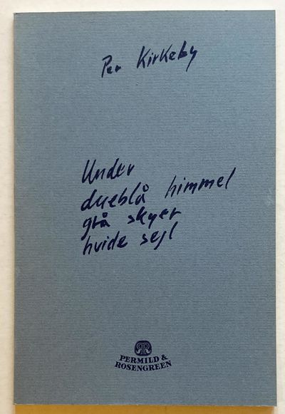 Under - dueblå himmel - grå skyer - hvide sejl.