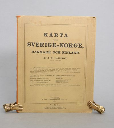 Karta öfver Sverige-Norge, Danmark och Finland. Hufudkartan upptager i 3 000 000-dels skala de ofvan nämda fyra nordiska landen samt de tyska och ryska områden, som fordom varit Sveriges och Danmarks besittningar. Dessutom upptagas på elfva sidokartor, af dem de sex först nämda i dubbelt större skala än hufvudkartan, vigtigare och tätare bebygda landsdelar, utländska besittningar samt tre hufvudstadplaner, nämligen: landskapen kring Mälaren och Hjelmaren (I). Vestergötland (F). Östergötland och norra Småland (G). Skåne, Bleking och söndra Småland (A). Amten kring Kristianiafjorden (B). Färöarna och danska Vestindien (D). Island (E). Grönland (C). Stockholm med omgifning (H). Kristiania med omgifning (K). Kjöbenhavn med omgifning (L). (photo 2)