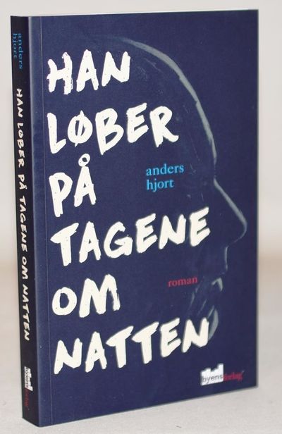 Han løber på tagene om natten.