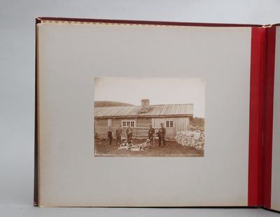 En fin samling av 14 fotografier fra et privat jaktfølge på Ormlisæter i 1894. Fotografiene er montert på kartong. (photo 3)