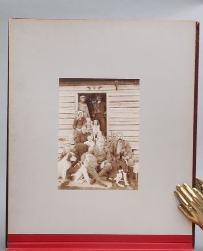 En fin samling av 14 fotografier fra et privat jaktfølge på Ormlisæter i 1894. Fotografiene er montert på kartong. (photo 4)
