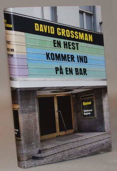 En hest kommer ind på en bar.