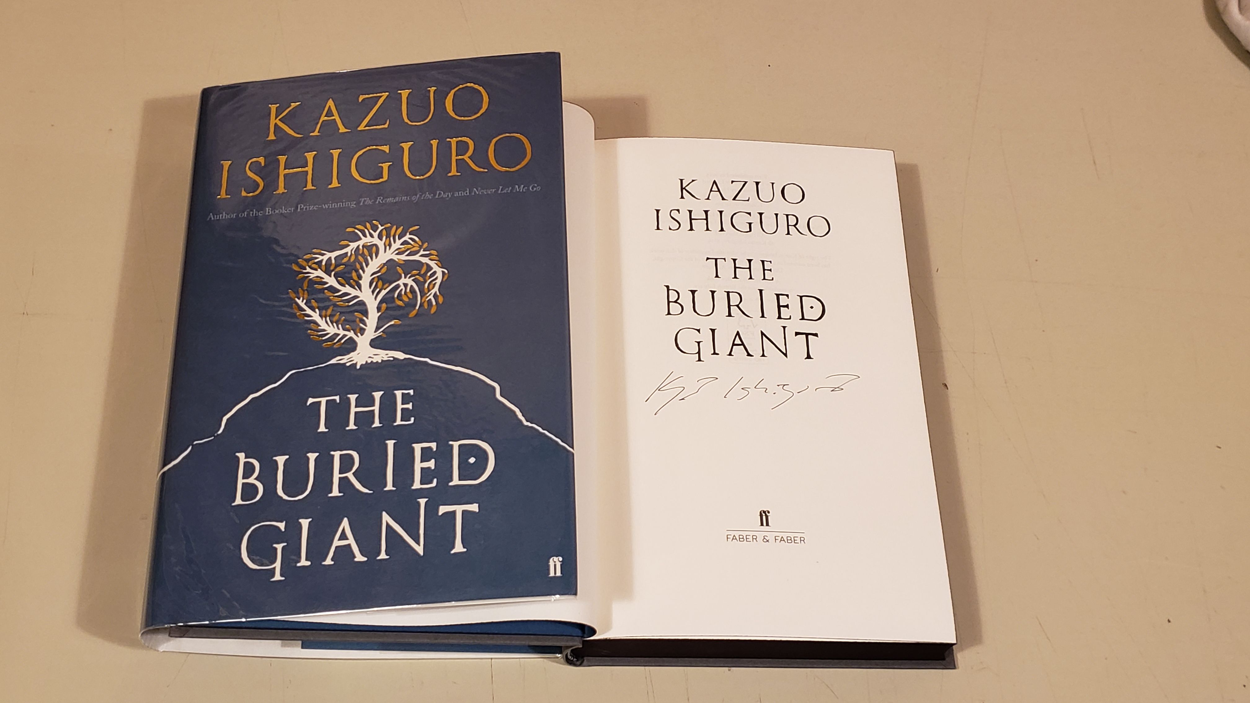 洋書 The Buried Giant by Kazuo Ishiguro Amazon.com: The Buried Giant (Vintage International
