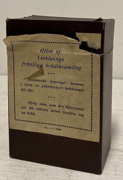 [Fattigvård] [Bössa i vinröd papp för Linköpings…