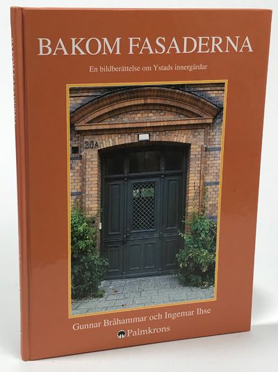 Bakom fasaderna. En bildberättelse om Ystads…