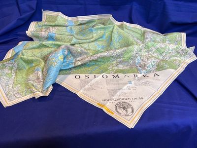 Silkeskjerf som viser kart over Oslomarka. Utgitt…