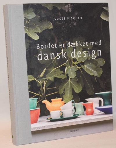 Bordet er dækket med dansk design.