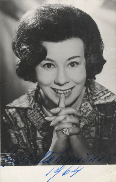Portrait postcard photograph of the Italian mezzo-soprano, with autograph signature