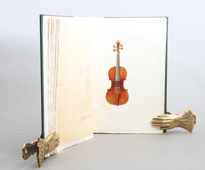 Antoine Stradivarius. Sa vie et son oeuvre (1644-1737). Par W. Henry Hill, Arthur F. Hill et Alfred E. Hill. Avec une introduction de Monsieur Camille Barrère. Traduit de L’Anglais par Maurice Reynold. (photo 2)