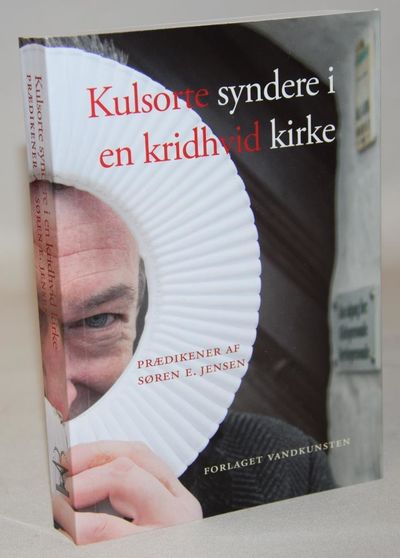 Kulsorte syndere i en kridhvid kirke.