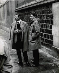 [Photographie originale] Yves Montand et Alain Resnais sur le tournage du film &quot;La guerre est finie&quot; (1966) photographi&eacute;s par Jean-Michel Folon