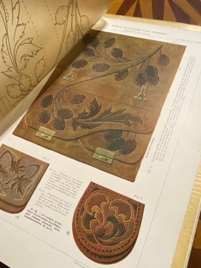 [ART NOUVEAU LEATHER DESIGNS 1908]. LE CUIR: Compositions Décoratives. Cent soixante-douze Modèles en Couleurs [COMPLETE PORTFOLIO]