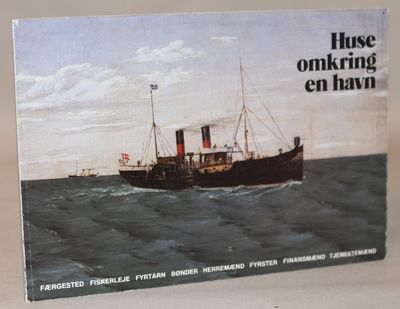 Huse omkring en havn. Færgested. Fiskerleje.…