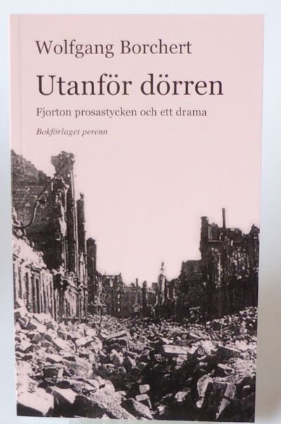 Utanför dörren. Fjorton prosastycken och ett…