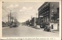 View of Roseberry Street East &amp; CNR Depot, Campbellton, New Brunswick, Canada on circa 1940 White Border Monochrome Postcard de H.V. Henderson - ca 1940