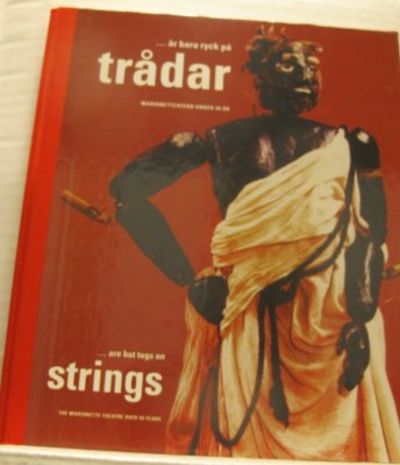 ... är bara ryck på trådar. Marionetteatern under…