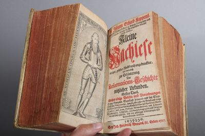 Ausführliche Beschreibung Des ersten grossen Evangelischen Augspurgischen Confessions-Jubel-Fests, wie solches vor hundert Jahren An. 1630...Leipzig 1730. (48) + 816 pp. 6 full-page illustrations. Title-page printed in red and black. + Kleine Naclese einiger, grössten Theils noch ungedruckter und sonderlich zur Erläuterung der Reformations-Geschichte nützlicher Urkunden. Theil. 1-3. Leipzig 1727-30. (38) pp. + 394 + (28) s. + (2) + pp (397-776) + (26)pp + (26) pp. + 368 s. 2 frontispieces. Title-page (Theil. 1 og 3) trykket i rødt og sort. (photo 2)
