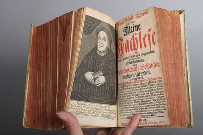 Ausführliche Beschreibung Des ersten grossen Evangelischen Augspurgischen Confessions-Jubel-Fests, wie solches vor hundert Jahren An. 1630...Leipzig 1730. (48) + 816 pp. 6 full-page illustrations. Title-page printed in red and black. + Kleine Naclese einiger, grössten Theils noch ungedruckter und sonderlich zur Erläuterung der Reformations-Geschichte nützlicher Urkunden. Theil. 1-3. Leipzig 1727-30. (38) pp. + 394 + (28) s. + (2) + pp (397-776) + (26)pp + (26) pp. + 368 s. 2 frontispieces. Title-page (Theil. 1 og 3) trykket i rødt og sort. (photo 3)
