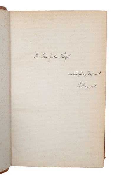 Om Opdragelse. En Fremstilling af Pædagogiken tillige med et Omrids af den Historie. Udgivet paa Foranstaltning af Ministeriet for Kirke- og Undervisningsvæsenet. - [MED DEDIKATION TIL "FRU JULIE HEGEL"] (photo 3)