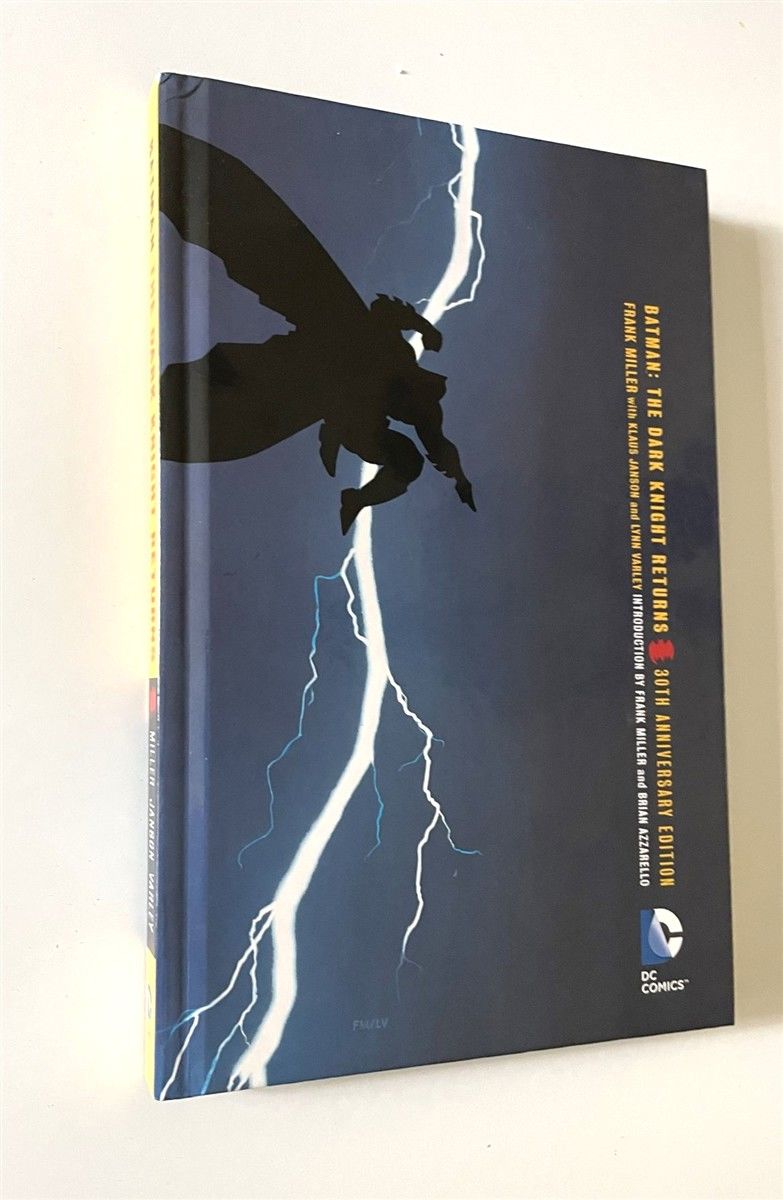 Batman : the Dark Knight Returns Book & DVD Set 30th