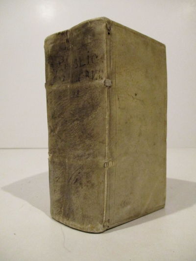 De Republica Anglorum. Libri tres. Quibus…