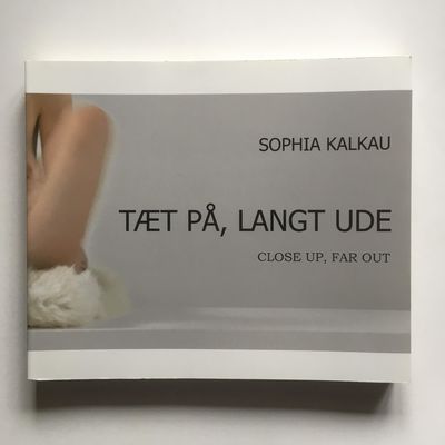 Tæt på, langt ude.