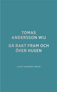 Gå rakt fram och över husen.
