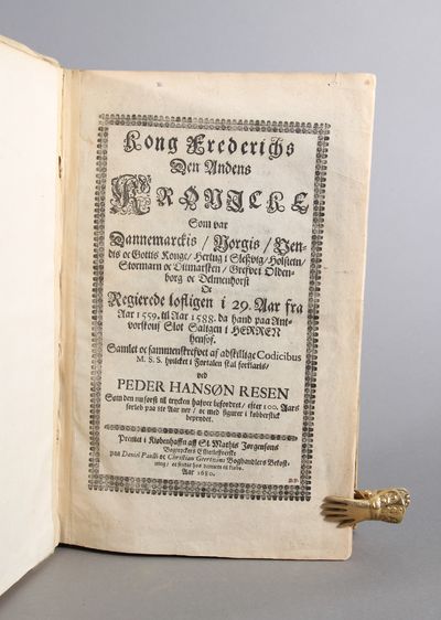 Kong Frederichs den andens krønicke som var Dannemarckis/ Norgis/ vendis oc gottis konge/ hertug i Sleswig/ Holstein/ Stormarn oc Ditmarsken/ grefve i Oldenborg oc Delmenhorst oc regierede lofligen i 29 aar 1559. til aar 1588. da hand paa Antvorskouf slot saligen i Herren hensof. (photo 2)