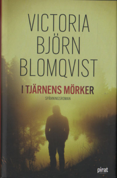 I TJÄRNENS MÖRKER.