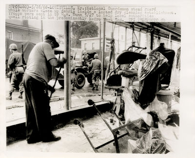 RIOTING IN LOUISVILLE, KENTUCKY (1968) Press photo