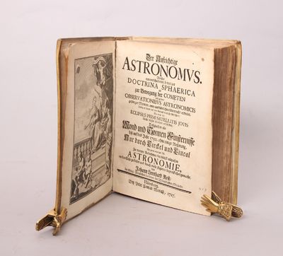 Der Austrichtige Astronomus. Welcher von verschiedenen, so wol zur Doctrina Sphaerica als zur Bewegung der Cometen und zu den Observationibus Astronomicis gehörigen Materien, einen ausführlichen Unterricht ertheilet. Dabey er ferner auf eine überaus deutliche Artr lehret: Wie man die Eclipses Primi Satellitis Jovis durch blosses Addiren erforschen; Dergleichen alle Mond-und Sonnen-Finsternisse biss auf das Jahr 17590, ohne einige Rechnung, nur durch Zirckel und Linela sehr genau anzeigen soll. Zu weiteren Aufnehmen der höchst-nützlichen Astronomie an das Licht gestellet und durch viele Figuren begreiflicher gemacht von-. (photo 2)