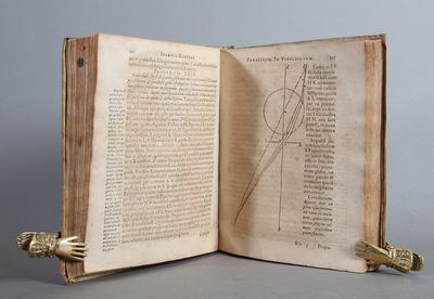 Ad Vitellionem Paralipomena, Quibus Astronomiæ Pars Optica Traditur; Potissimùm De Artificiosa Observatione Et Æstimatione Diamentrorum deliquiorumq(ue); Solis Lunæ. Cum Exemplis Insignium Eclipsium. Habes hoc libro, Lector, inter alia multa noua, Tractatum luculentum de modo visionis, & humorum oculi vsu, contra  Opticos & Anatomicos, Authore Ioanne Keplero, S. C. M(aiesta)tis Mathematico. (photo 2)