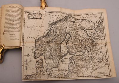 Regnorum Daniæ & Norwegiæ, ut & Ducatuum Slesvici & Holsatiæ, Regionumque Ad ea specantium, Descriptio Nova. Iconibus Præcipuarum Civitatum adornata. Cum præfatione de Rebus gestis Normannorum. (photo 2)