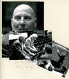 PORTRAIT Hans Werner Henze. Schwarzweiß-Fotographie. Brustbild frontal im Dreiviertel-Profil, mit Autogramm, datiert"Ende Juni 2001".